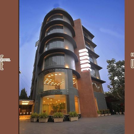 Urbane The Hotel Ahmedabad Exterior foto